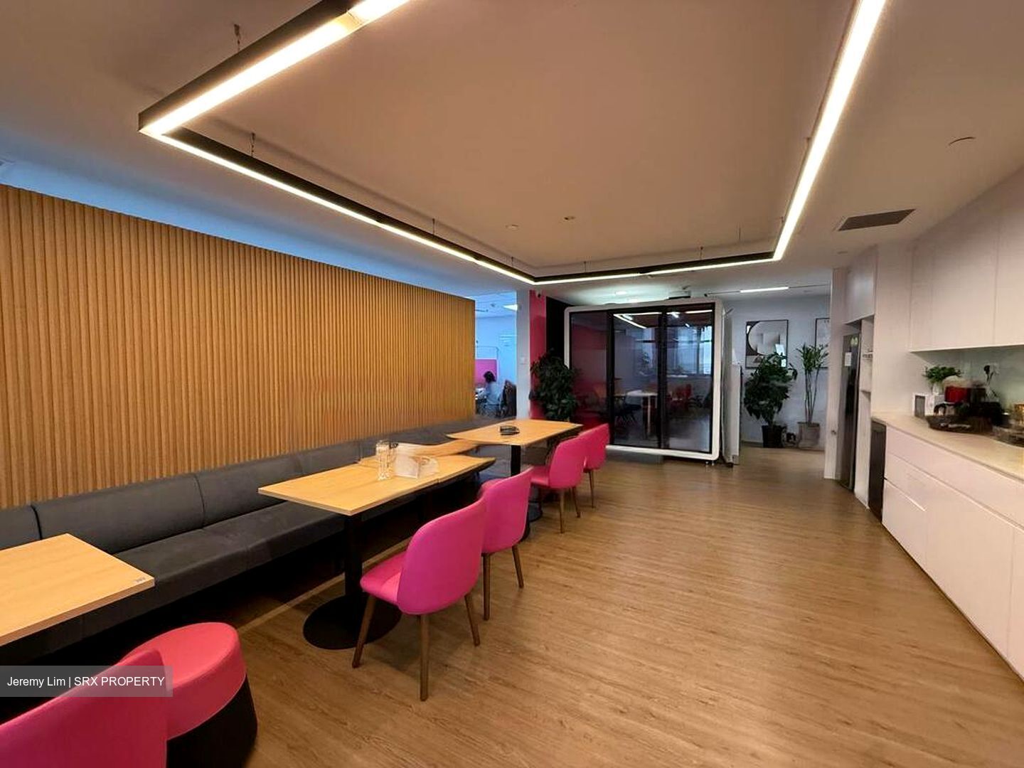 Peninsula Shopping Complex (D6), Office #484092571